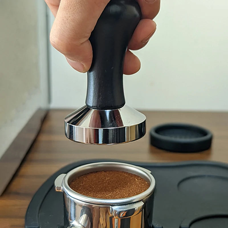 Espresso tamper kit qui va tasser du café