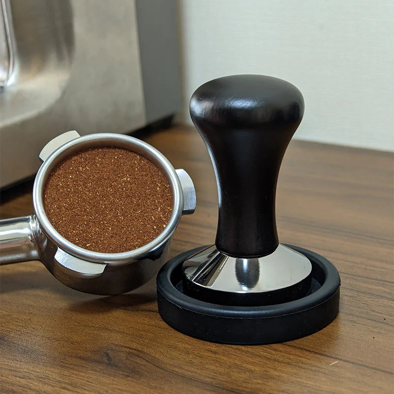 Espresso tamper kit reposé sur sa base